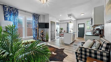 獨棟房屋, 多張床, 庭院, 花園景觀 (Merion Village Residences Suites) | 起居區 | 42-吋平面電視,提供數位頻道