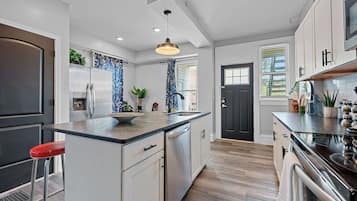 獨棟房屋, 多張床, 庭院, 花園景觀 (Merion Village Residences Suites) | 私人廚房 | 電冰箱、微波爐、烤箱、爐台