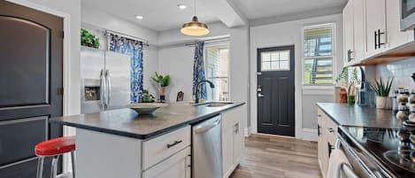 Casa, diversos llits, pati, vistes al jardí (Merion Village Residences Suites) | Cuina privada | Frigorífic, microones, forn i placa de cuina