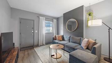 Casa de ciudad, varias camas, cocina, vista al jardín (North Pearl Residences 874) | Área de sala de estar | Televisión de pantalla plana de 42 pulgadas con canales digitales