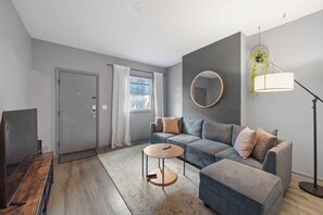 Byhus - flere senge - køkken - udsigt til have (North Pearl Residences 874) | Opholdsområde | 42-tommers fladskærms-tv med digitale kanaler