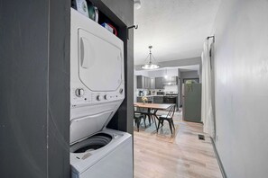 Casa de ciudad, varias camas, cocina, vista al jardín (North Pearl Residences 874) | Interior
