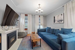 Talo, useita sänkyjä, patio, näköala puutarhaan (Our Locally World Famous Home) | Oleskelualue | 42–tuumainen taulutelevisio, jossa digitaalikanavat