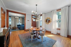 Talo, useita sänkyjä, patio, näköala puutarhaan (Our Locally World Famous Home) | Sisätilat