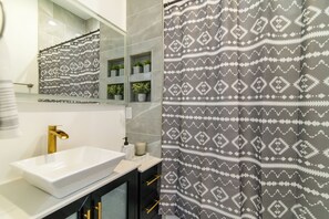 Hårtørrer, håndklæder, Sæbe, Toiletpapir