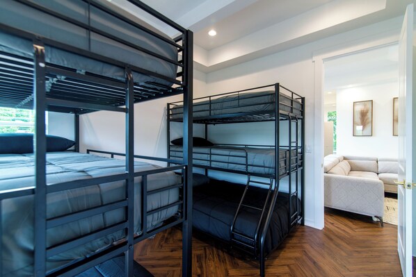 4 bedrooms, iron/ironing board, WiFi, bed sheets