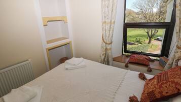 2 dormitoris, decoració individual i mobiliari individual