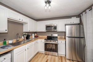 House, Multiple Beds, Patio, Garden View (The Ark Encounter Getaway) | Private kitchen | Fridge, microwave, oven, stovetop