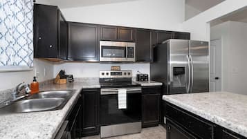 House, Multiple Beds, Patio, Garden View (The Ark Encounter Retreat) | Private kitchen | Fridge, microwave, oven, stovetop