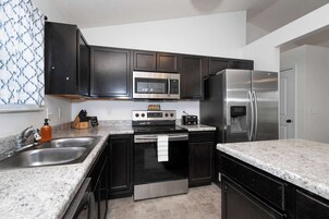 Casa, várias camas, varanda, vista para o jardim (The Ark Encounter Retreat) | Cozinha privada | Geladeira, micro-ondas, fogão, cooktop