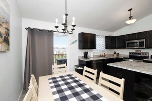 House, Multiple Beds, Patio, Garden View (The Ark Encounter Retreat) | Dining