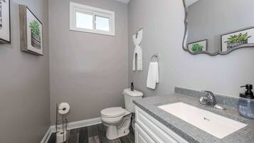 House, Multiple Beds, Kitchen, Garden View (The Ruth House) | Bathroom