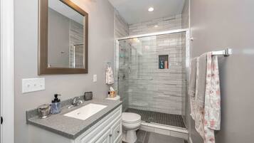 House, Multiple Beds, Kitchen, Garden View (The Ruth House) | Bathroom