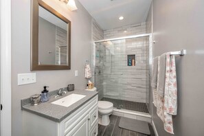 House, Multiple Beds, Kitchen, Garden View (The Ruth House) | Bathroom - The Ruth House Historic 4 Bdr! (Cincinnati)