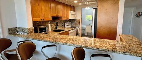 Een magnetron, een kookplaat