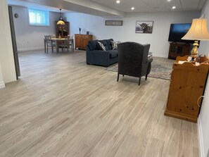 Smart TV - Spacious, modern executive suite with free parking and wifi (Halton Hills)