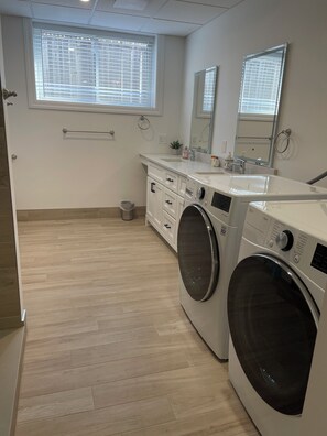 Interior - Spacious, modern executive suite with free parking and wifi (Halton Hills)