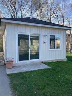 Exterior - Spacious, modern executive suite with free parking and wifi (Halton Hills)