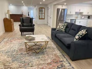 Smart TV - Spacious, modern executive suite with free parking and wifi (Halton Hills)