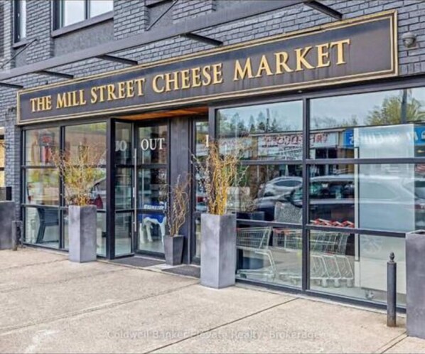 Exterior detail - Spacious, modern executive suite with free parking and wifi (Halton Hills)