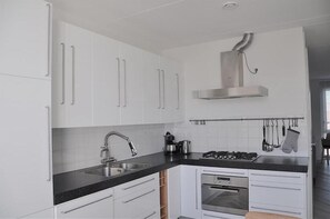 Réfrigérateur, micro-ondes, plaque de cuisson, lave-vaisselle
