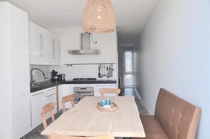 Réfrigérateur, micro-ondes, plaque de cuisson, lave-vaisselle
