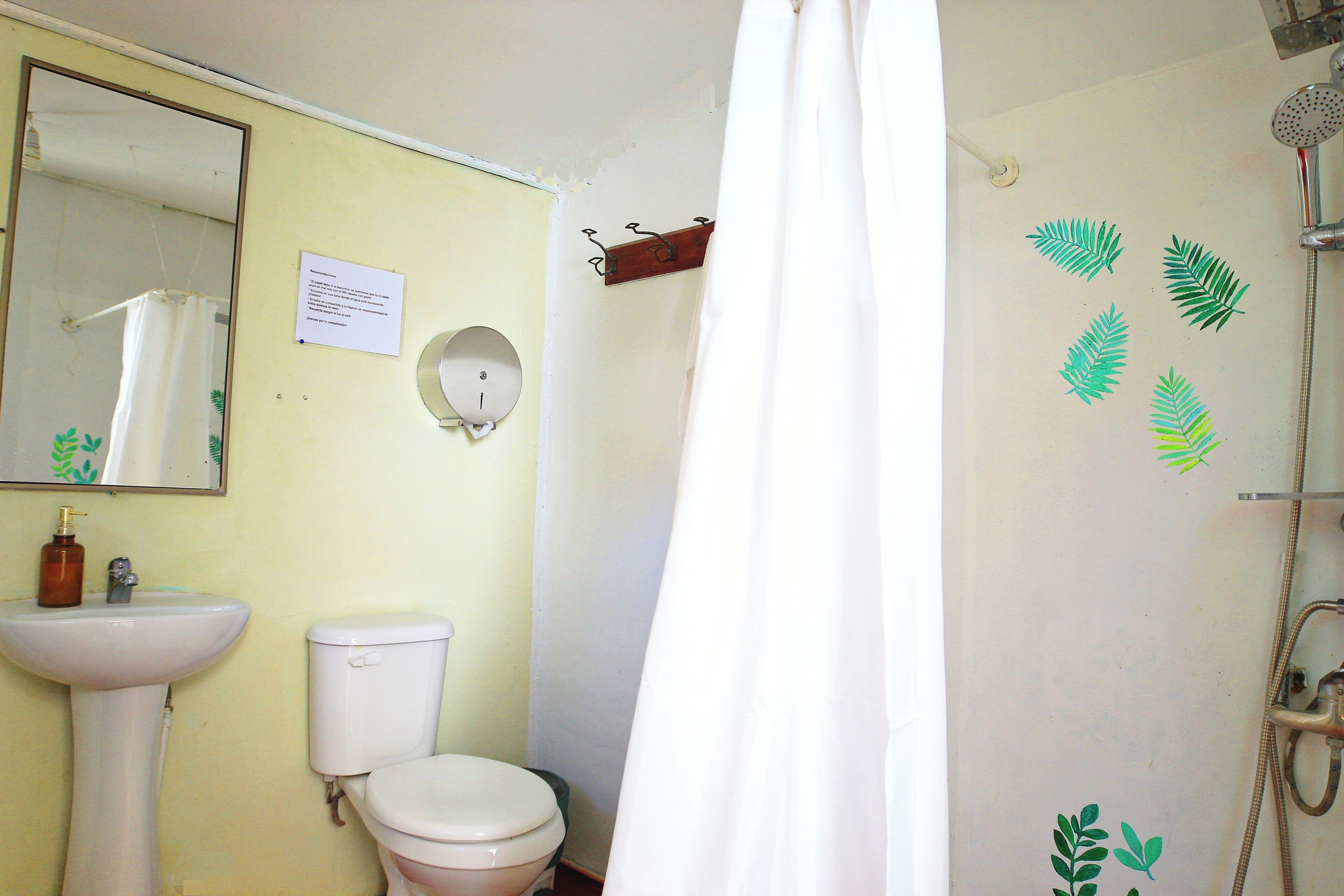 Een badkamer met een wastafel, toilet en douche.