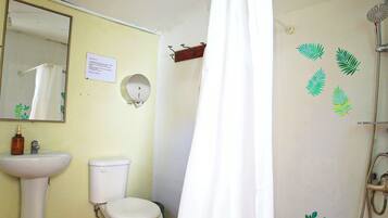 Een badkamer met een wastafel, toilet en douche.