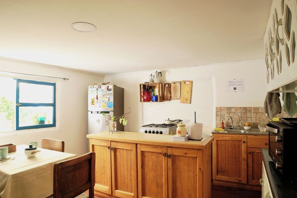 Frigorífico, horno, placa de cocina y lavavajillas