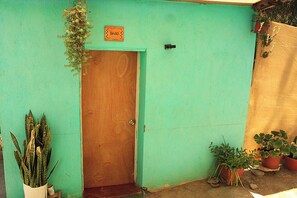 Ducha, toallas, jabón y papel higiénico