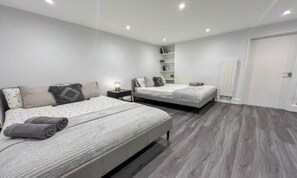 4 bedrooms, desk, iron/ironing board, travel cot - Elegant 4-Bedroom Home near Little Venice Central London Getaway with Parking (London)