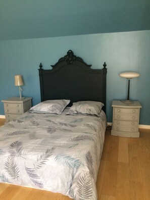 2 عدّة غرف نوم ومكواة/لوح كي وواي فاي مجانًا وملاءات أسرّة