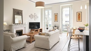 Smart TV - Sunlight Properties GISELE: Hyper centre, 1 bedroom with bright modern living (Nice)
