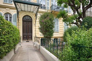 Exterior detail - Sunlight Properties GISELE: Hyper centre, 1 bedroom with bright modern living (Nice)