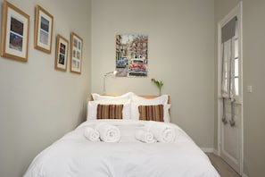 1 slaapkamer, een strijkplank/strijkijzer, gratis wifi, beddengoed