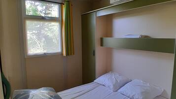 2 habitaciones, tabla de planchar con plancha y ropa de cama