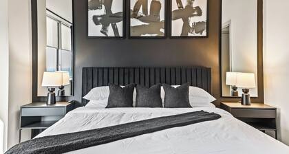 Luxury 27th Floor Retreat w/ Stunning City Views & Rooftop Pool