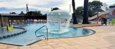 Een buitenzwembad, een verwarmd zwembad