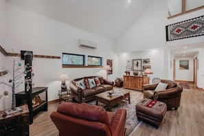 Cabin, 3 Bedrooms, Balcony | Living room | Video-game console - Mt Baker Rim Cabin 50 With Wifi, Hot Tub and Air Conditioning (Deming)