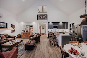 Cabin, 3 Bedrooms, Balcony | Living room | Video-game console - Mt Baker Rim Cabin 50 With Wifi, Hot Tub and Air Conditioning (Deming)