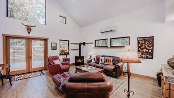 Cabin, 3 Bedrooms, Balcony | Living room