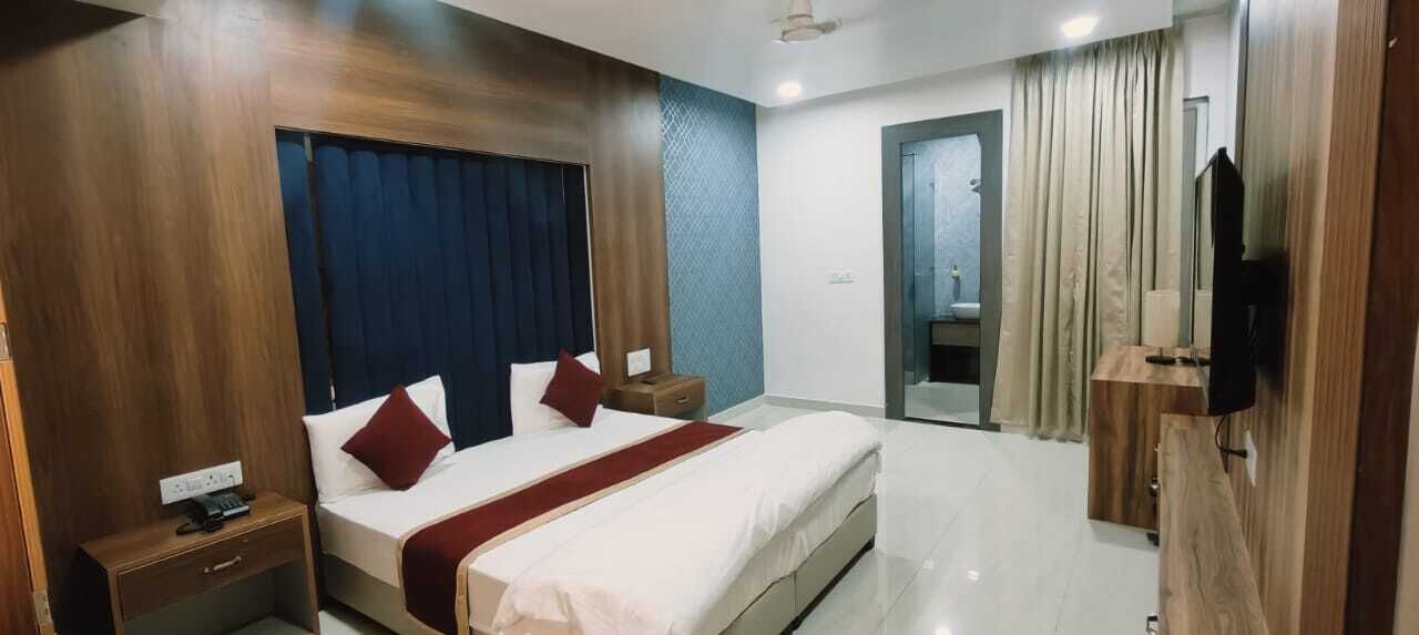 Deluxe Room | Desk, laptop workspace, iron/ironing board, free WiFi