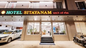 Entrada de un hotel con un letrero que dice "HOTEL SITYANAM unidad de rbs".