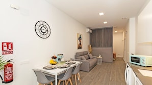 Eine moderne Wohnung mit Essbereich, Wohnzimmer und Küche.