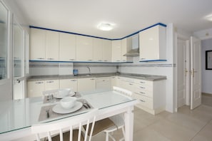Refrigerador, microondas, horno y lavavajillas 
