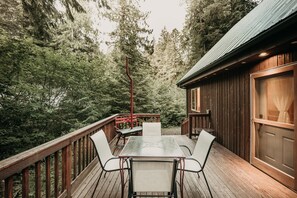 Cabin, 2 Bedrooms, Balcony, Mountain View | Outdoor dining