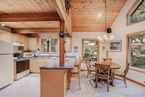 Cabin, 2 Bedrooms, Balcony, Mountain View | Interior