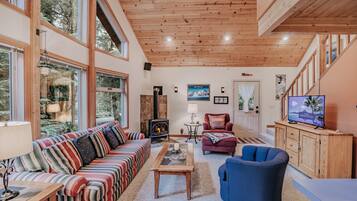 Chalet rustique, 2 chambres, balcon, vue sur la montagne | Salle de séjour