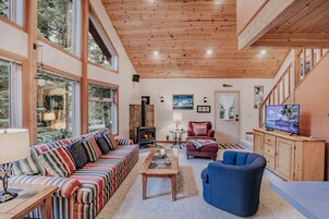 Cabin, 2 Bedrooms, Balcony, Mountain View | Living room