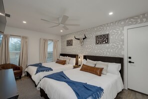 5 bedrooms, WiFi, bed sheets -  5-Bedroom Retreat with Cowboy Pool, Sauna and More – 10 Min to Downtown Austin (Austin)